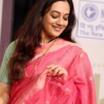 Spruha Joshi Instagram - मर्मबंधातली ठेव ही.. Picture courtesy: Veena Gokhale #spruhajoshi #marathiactors #movies #theatre #actorslife #marathitelevision #saree