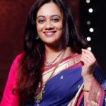 Spruha Joshi Instagram - A Diwali Pahat worth remembering ✨ Wishing everyone a very Happy Diwali ❤️ Picture Credit - Veena Gokhale @kalnirnay @smrutigandhamarathi @divyeshb33 @dhananjay.mhaskar @shammikabhidde @amit_pianojazz @hanumant_rawade_ @gandhar_jog_ @atharva__chandorkar @sankarshankarhade