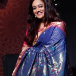 Spruha Joshi Instagram - A Diwali Pahat worth remembering ✨ Wishing everyone a very Happy Diwali ❤️ Picture Credit - Veena Gokhale @kalnirnay @smrutigandhamarathi @divyeshb33 @dhananjay.mhaskar @shammikabhidde @amit_pianojazz @hanumant_rawade_ @gandhar_jog_ @atharva__chandorkar @sankarshankarhade