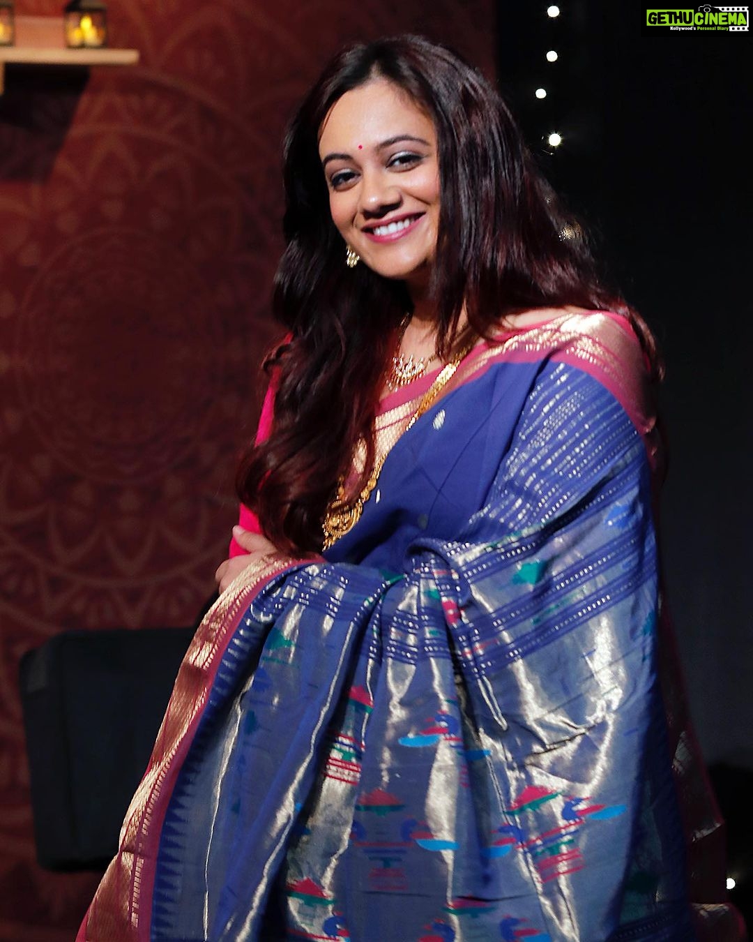 Spruha Joshi Instagram - A Diwali Pahat worth remembering ✨ Wishing everyone a very Happy Diwali ❤️ Picture Credit - Veena Gokhale @kalnirnay @smrutigandhamarathi @divyeshb33 @dhananjay.mhaskar @shammikabhidde @amit_pianojazz @hanumant_rawade_ @gandhar_jog_ @atharva__chandorkar @sankarshankarhade