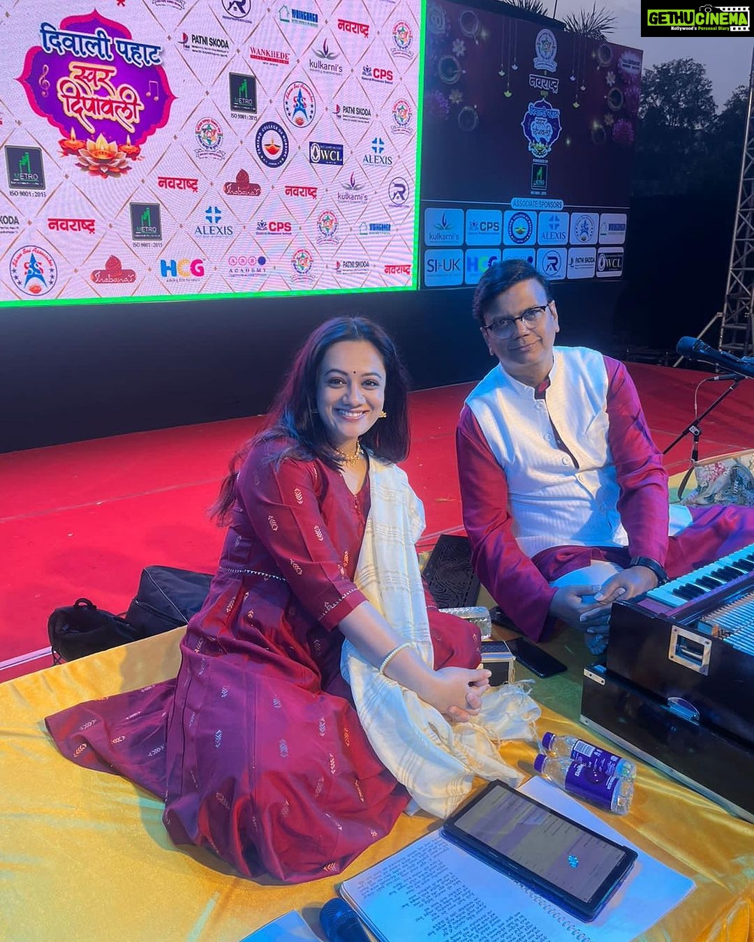 Spruha Joshi Instagram - An amazing Diwali Pahat At Nagpur today. Thank you so much everyone Outfit by - @cottoncottageindia . Artists - @damleprashant , @saleelkulkarniofficial , and Madhura Datar. Picture credit :- @prafulurakude #diwali #diwalipahat #celebration #shows #spruhajoshi #marathi #marathiactress