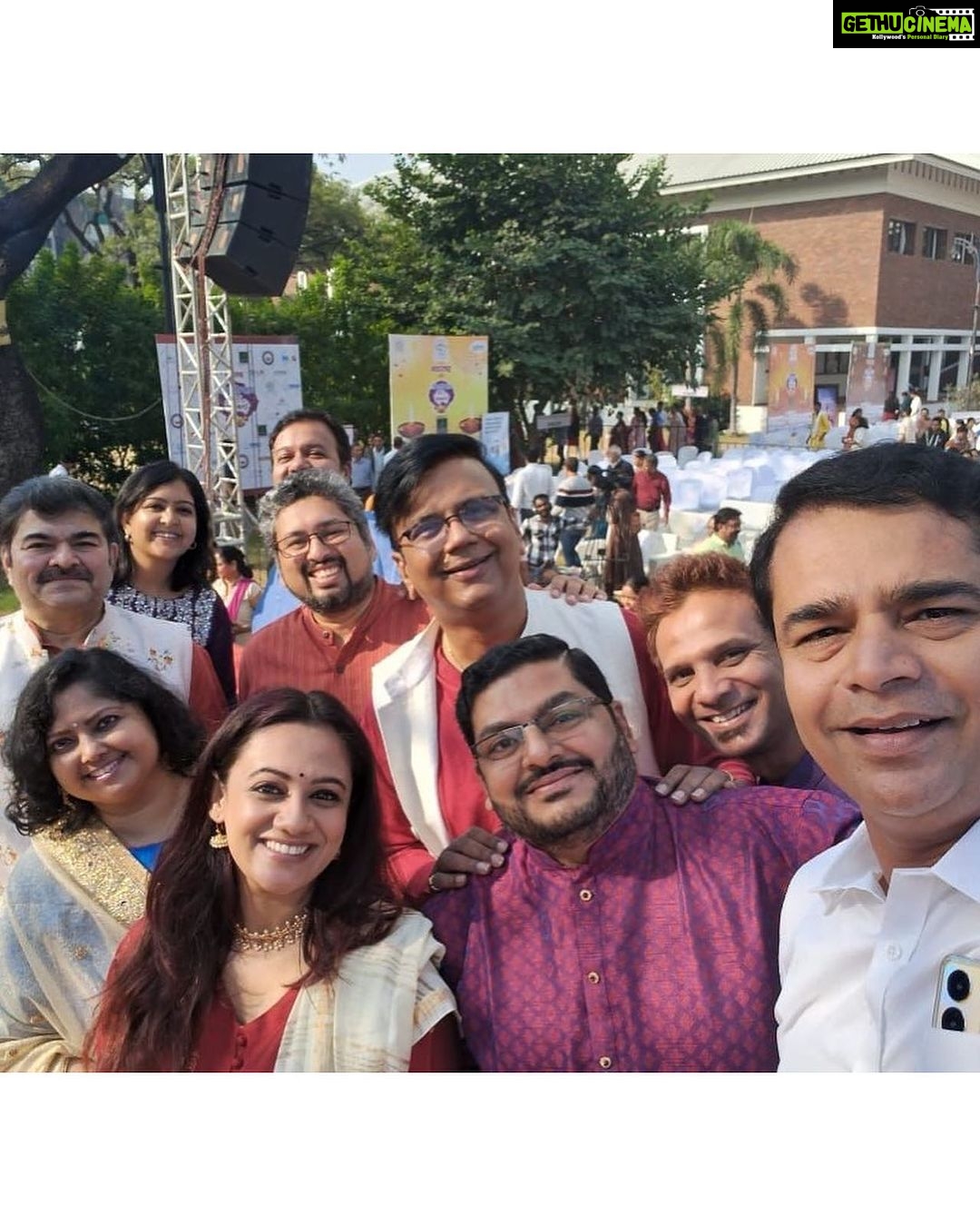 Spruha Joshi Instagram - An amazing Diwali Pahat At Nagpur today. Thank you so much everyone Outfit by - @cottoncottageindia . Artists - @damleprashant , @saleelkulkarniofficial , and Madhura Datar. Picture credit :- @prafulurakude #diwali #diwalipahat #celebration #shows #spruhajoshi #marathi #marathiactress