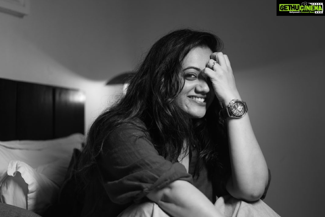 Spruha Joshi Instagram - I create my vibe!! Makeup and Hair: @makeupby_kajalmhaske Photographer: @kyameraofficial Location: @sajbythelake @brewbackersmedia Costume : @nehachaudhary_ #spruhajoshi #marathiactors #movies #theatre #actorslife #zee #zeemarathi #marathitelevision