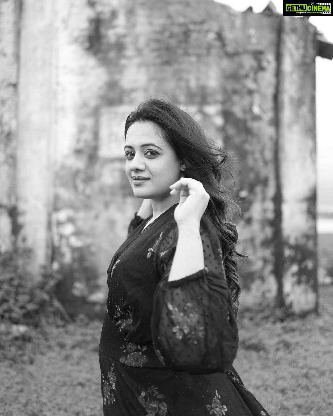 Spruha Joshi Instagram - Life is better in Black & White Makeup and Hair: @makeupby_kajalmhaske Photographer: @kyameraofficial Location: @sajbythelake @brewbackersmedia Costume : @nehachaudhary_ #spruhajoshi #marathiactors #movies #theatre #actorslife #zee #zeemarathi #marathitelevision