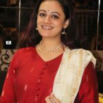 Spruha Joshi Instagram - An amazing Diwali Pahat At Nagpur today. Thank you so much everyone Outfit by - @cottoncottageindia . Artists - @damleprashant , @saleelkulkarniofficial , and Madhura Datar. Picture credit :- @prafulurakude #diwali #diwalipahat #celebration #shows #spruhajoshi #marathi #marathiactress