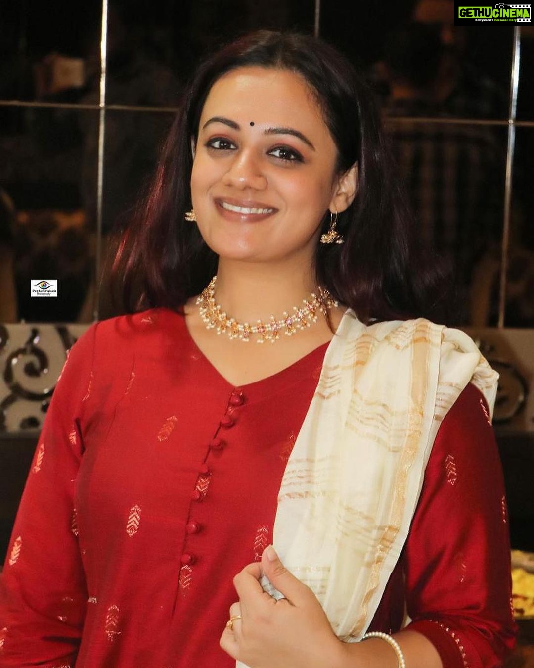 Spruha Joshi Instagram - An amazing Diwali Pahat At Nagpur today. Thank you so much everyone Outfit by - @cottoncottageindia . Artists - @damleprashant , @saleelkulkarniofficial , and Madhura Datar. Picture credit :- @prafulurakude #diwali #diwalipahat #celebration #shows #spruhajoshi #marathi #marathiactress