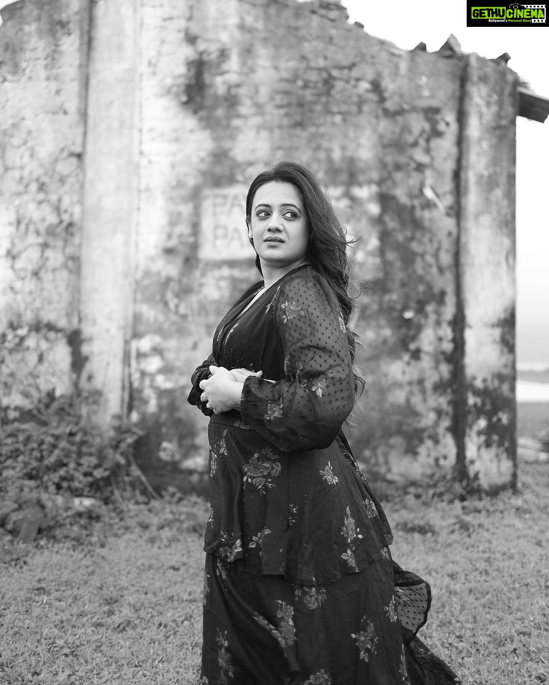 Spruha Joshi Instagram - Life is better in Black & White Makeup and Hair: @makeupby_kajalmhaske Photographer: @kyameraofficial Location: @sajbythelake @brewbackersmedia Costume : @nehachaudhary_ #spruhajoshi #marathiactors #movies #theatre #actorslife #zee #zeemarathi #marathitelevision