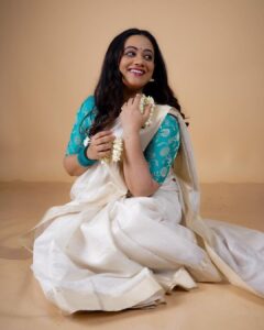 Spruha Joshi Instagram - Hopeful for what this year brings.!
Thank you so much everyone for your wish, it means a lot ❤️

Photos by @smilepm19
Makeup and hair by @thearchanamakeovers
Edit by @siddhi_chikhalkar
Styled by @tanmay_jangam