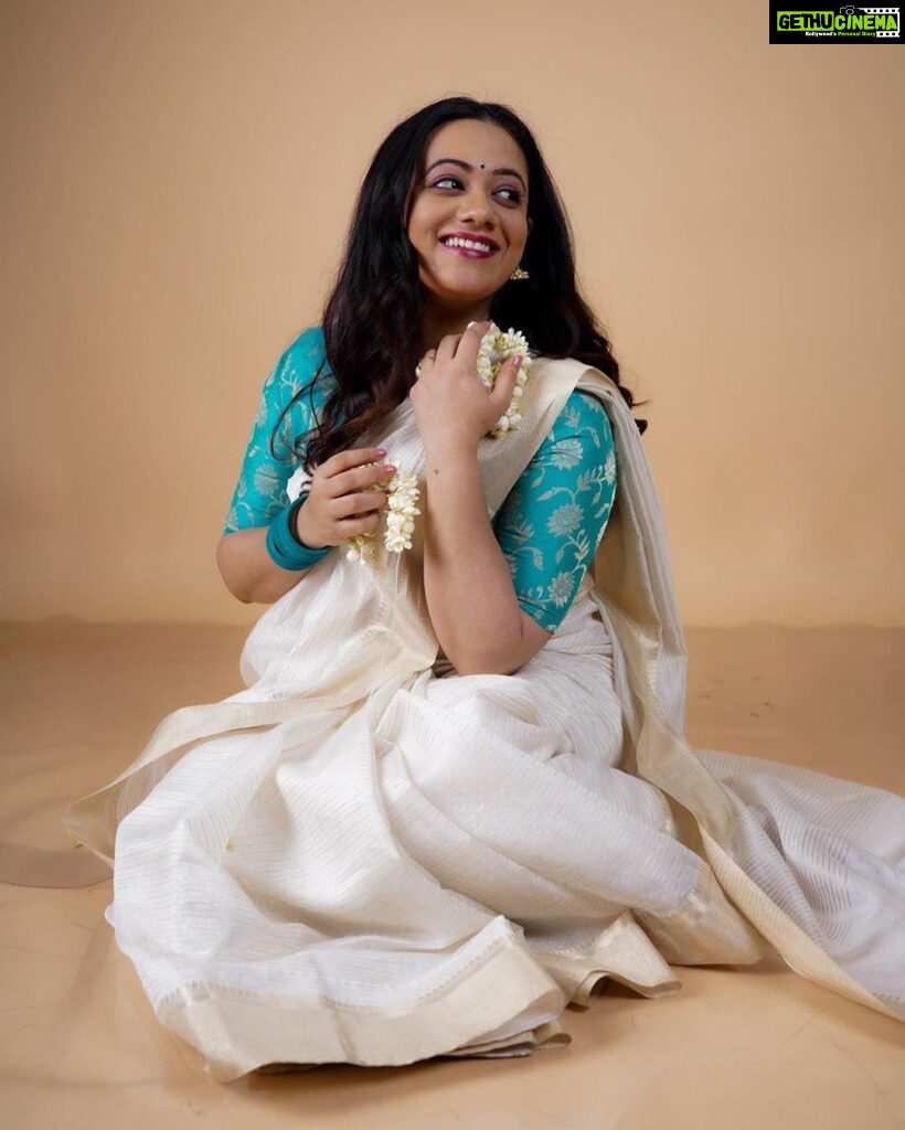 Spruha Joshi Instagram - Hopeful for what this year brings.! Thank you so much everyone for your wish, it means a lot ❤ Photos by @smilepm19 Makeup and hair by @thearchanamakeovers Edit by @siddhi_chikhalkar Styled by @tanmay_jangam