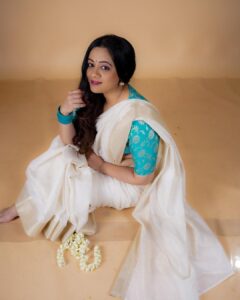 Spruha Joshi Instagram - Hopeful for what this year brings.!
Thank you so much everyone for your wish, it means a lot ❤️

Photos by @smilepm19
Makeup and hair by @thearchanamakeovers
Edit by @siddhi_chikhalkar
Styled by @tanmay_jangam