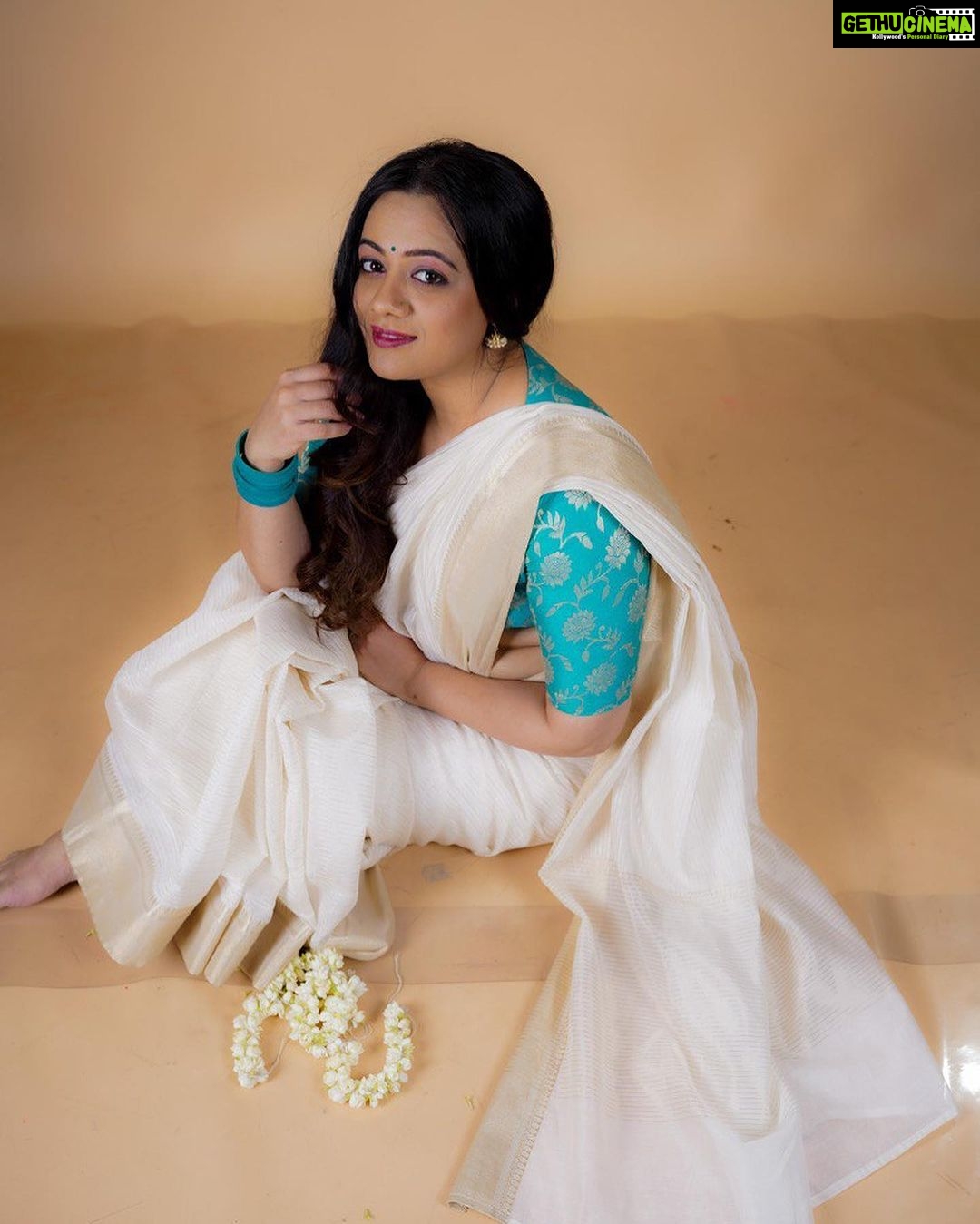Spruha Joshi - 20.4K Likes - Hopeful for what this year brings.!
Thank you so much everyone for your wish, it means a lot ❤️
Photos by @smilepm19
Makeup and hair by @thearchanamakeovers
Edit by @siddhi_chikhalkar
Styled by @tanmay_jangam