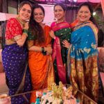 Spruha Joshi Instagram - आज माननीय मुख्यमंत्री श्री एकनाथजी शिंदे यांनी वर्षा बंगल्यावर गणपतीच्या दर्शनासाठी आमंत्रण दिले. त्यांचे मनापासून आभार. या निमिताने अनेक मित्रमंडळींची भेट झाली..