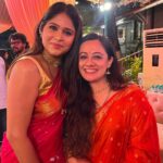 Spruha Joshi Instagram - आज माननीय मुख्यमंत्री श्री एकनाथजी शिंदे यांनी वर्षा बंगल्यावर गणपतीच्या दर्शनासाठी आमंत्रण दिले. त्यांचे मनापासून आभार. या निमिताने अनेक मित्रमंडळींची भेट झाली..