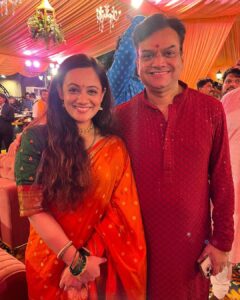 Spruha Joshi Instagram - आज माननीय मुख्यमंत्री श्री एकनाथजी शिंदे यांनी वर्षा बंगल्यावर गणपतीच्या दर्शनासाठी आमंत्रण दिले. त्यांचे मनापासून आभार. या निमिताने अनेक मित्रमंडळींची भेट झाली..