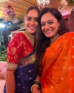 Spruha Joshi Instagram - आज माननीय मुख्यमंत्री श्री एकनाथजी शिंदे यांनी वर्षा बंगल्यावर गणपतीच्या दर्शनासाठी आमंत्रण दिले. त्यांचे मनापासून आभार. या निमिताने अनेक मित्रमंडळींची  भेट झाली..