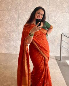 Spruha Joshi Instagram - आज माननीय मुख्यमंत्री श्री एकनाथजी शिंदे यांनी वर्षा बंगल्यावर गणपतीच्या दर्शनासाठी आमंत्रण दिले. त्यांचे मनापासून आभार. या निमिताने अनेक मित्रमंडळींची भेट झाली..