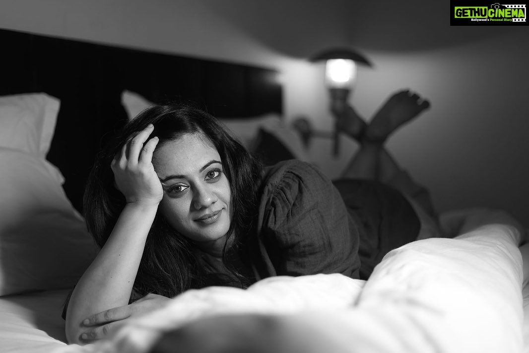 Spruha Joshi Instagram - I create my vibe!! Makeup and Hair: @makeupby_kajalmhaske Photographer: @kyameraofficial Location: @sajbythelake @brewbackersmedia Costume : @nehachaudhary_ #spruhajoshi #marathiactors #movies #theatre #actorslife #zee #zeemarathi #marathitelevision