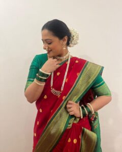 Spruha Joshi Instagram - मराठवाडा मुक्तिसंग्रामाला या १७ सप्टेंबर रोजी ७५ वर्ष पूर्ण झाली. या निमित्ताने छत्रपती संभाजी नगर इथे मा. मुख्यमंत्री एकनाथ शिंदे , मा. सांस्कृतिक मंत्री सुधीर मुनगंटीवार आदी मान्यवरांच्या उपस्थितीत पार पडलेल्या एका भव्य कार्यक्रमाचं सूत्रसंचालन करण्याची मला संधी मिळाली. या संधीसाठी अनेक आभार! 

@mieknathshinde , @sudhir.mungantiwar, @mangeshdesaiofficial, @avadhoot_gupte , @mangeshsawant1009 @harshada_sanjay_shirsat