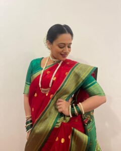 Spruha Joshi Instagram - मराठवाडा मुक्तिसंग्रामाला या १७ सप्टेंबर रोजी ७५ वर्ष पूर्ण झाली. या निमित्ताने छत्रपती संभाजी नगर इथे मा. मुख्यमंत्री एकनाथ शिंदे , मा. सांस्कृतिक मंत्री सुधीर मुनगंटीवार आदी मान्यवरांच्या उपस्थितीत पार पडलेल्या एका भव्य कार्यक्रमाचं सूत्रसंचालन करण्याची मला संधी मिळाली. या संधीसाठी अनेक आभार! 

@mieknathshinde , @sudhir.mungantiwar, @mangeshdesaiofficial, @avadhoot_gupte , @mangeshsawant1009 @harshada_sanjay_shirsat