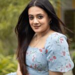 Spruha Joshi Instagram - Makeup and Hair: @makeupby_kajalmhaske Photographer: @kyameraofficial Location: @sajbythelake Brew Backers Media Costume : @nehachaudhary_ #spruhajoshi #marathiactors #movies #theatre #actorslife #zee #zeemarathi #marathitelevision Mumbai, Maharashtra