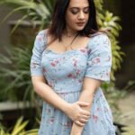 Spruha Joshi Instagram - Makeup and Hair: @makeupby_kajalmhaske Photographer: @kyameraofficial Location: @sajbythelake Brew Backers Media Costume : @nehachaudhary_ #spruhajoshi #marathiactors #movies #theatre #actorslife #zee #zeemarathi #marathitelevision Mumbai, Maharashtra