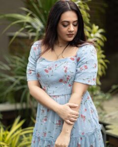 Spruha Joshi Instagram - Makeup and Hair: @makeupby_kajalmhaske

Photographer: @kyameraofficial

Location: @sajbythelake

Brew Backers Media 

Costume : @nehachaudhary_

#spruhajoshi #marathiactors #movies #theatre #actorslife #zee #zeemarathi #marathitelevision