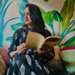 Spruha Joshi Instagram - A book is a gift you can open again and again Outfit by : @cottoncottageindia #spruhajoshi #marathiactors #movies #theatre #actorslife #zee #zeemarathi #marathitelevision