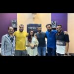 Spruha Joshi Instagram – गाण्याची गोष्ट.. Long post alert
‘लोकमान्य’ मालिकेसाठी एक गाणं करावं असं आमचा निर्माता अक्षय पाटील याला वाटत होतं. ‘हे गाणं तू लिहिशील का’ असं विचारल्यावर मी अर्थातच आनंदाने तयार झाले. कविता लिहून झालीही. पण गाणं होण्याआधीच, मालिका बंद होत असल्याची बातमी कानावर झाली. तो विषय तिथेच संपला. पण या इतक्या सुंदर, मनाच्या जवळच्या मालिकेची सांगता होताना काहीतरी राहून जातेय असे सारखं वाटत होतं. मी माझा संगीतकार मित्र शुभंकर शेंबेकर ला फोन केला. नेहमीप्रमाणे माझ्या पाठीशी
तो उभा राहिला आणि अक्षरश: दोन दिवसात अप्रतिम चाल त्याने बांधली. क्षितिशच्या एका कॉलवर जयदीप वैद्य हा आमचा मित्र ते गाणं गायला तयार झाला.इतकंच नाही, तर या गाण्यातला तबलासुद्धा जयने वाजवलाय, स्वतःचं रेकॉर्डिंग झाल्यावर दुसऱ्या दिवशी पुन्हा येऊन! शुभंकर आणि जय यांनी या सगळ्यासाठी एकाही पैशाचा मोबदला घेतला नाही. सगळं फक्त आमच्या प्रेमापोटी!
अक्षय ने हे गाणं मी परस्पर रेकॉर्ड करून घेतलं तरीही आमच्या शेवटच्या एपिसोडला लावायचा निर्णय घेतला. हा त्याच्या, अपर्णा ताईच्या मनाचा मोठेपणा आहे. इतकी चांगली माणसं भेटणं हे लोकमान्यांचेच आशिर्वाद!!
हे गाणं तुमच्यापर्यंत पोहोचलं आहेच. आवडलं असेल, तर अजूनही जरूर जास्तीत जास्त शेअर करा … या प्रवासाची आता खरी ‘पूर्तता’ झाली असं वाटतंय..!!
होई गर्जना केसरीतुनी
इंग्रज केवळ थरकापे,
नभांगणाला व्यापुन उरले
‘लोकमान्य’ हे आज इथे।
– स्पृहा.
@zeemarathiofficial @dashami_official @malegaonkasuperman @kalyanipathare @adwaitdadarkarofficial @arti.more18 @fidato_83
@kshitish.date__making.believe @aparna.padgaonkar @ninadvaidya @ambar_ganpule @rohanktendulkar @akash_shirke @parth_padmashali_official3 @joshi.sampada @vaikhari_pathak @o.m.k.a.r_kulkarni @dastangoakshay @writerbhaktiparab
@ambar_ganpule
@rohanktendulkar
@akash_shirke
#spruhajoshi #marathiactors #movies #theatre #actorslife #zee #zeemarathi #marathitelevision #lokmanya #lokmanyatilak Dawn Studios