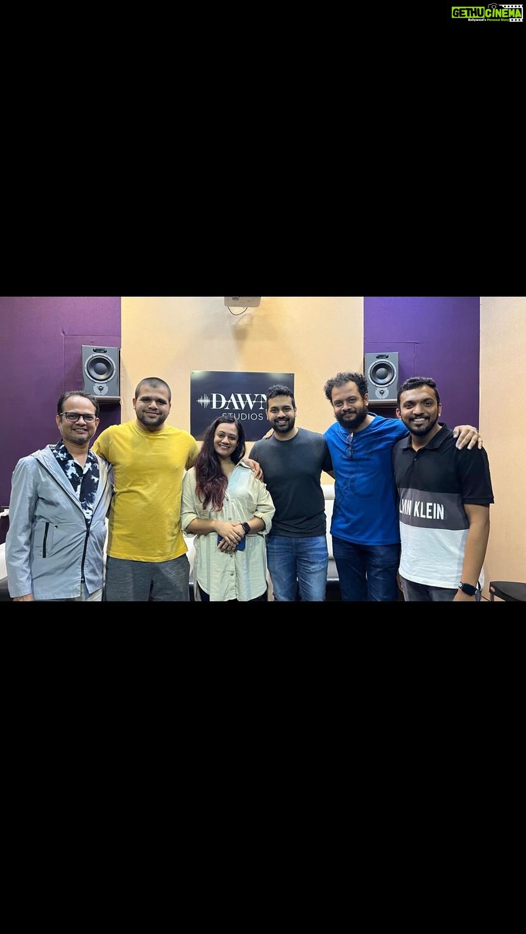 Spruha Joshi Instagram - गाण्याची गोष्ट.. Long post alert ‘लोकमान्य’ मालिकेसाठी एक गाणं करावं असं आमचा निर्माता अक्षय पाटील याला वाटत होतं. ‘हे गाणं तू लिहिशील का’ असं विचारल्यावर मी अर्थातच आनंदाने तयार झाले. कविता लिहून झालीही. पण गाणं होण्याआधीच, मालिका बंद होत असल्याची बातमी कानावर झाली. तो विषय तिथेच संपला. पण या इतक्या सुंदर, मनाच्या जवळच्या मालिकेची सांगता होताना काहीतरी राहून जातेय असे सारखं वाटत होतं. मी माझा संगीतकार मित्र शुभंकर शेंबेकर ला फोन केला. नेहमीप्रमाणे माझ्या पाठीशी तो उभा राहिला आणि अक्षरश: दोन दिवसात अप्रतिम चाल त्याने बांधली. क्षितिशच्या एका कॉलवर जयदीप वैद्य हा आमचा मित्र ते गाणं गायला तयार झाला.इतकंच नाही, तर या गाण्यातला तबलासुद्धा जयने वाजवलाय, स्वतःचं रेकॉर्डिंग झाल्यावर दुसऱ्या दिवशी पुन्हा येऊन! शुभंकर आणि जय यांनी या सगळ्यासाठी एकाही पैशाचा मोबदला घेतला नाही. सगळं फक्त आमच्या प्रेमापोटी! अक्षय ने हे गाणं मी परस्पर रेकॉर्ड करून घेतलं तरीही आमच्या शेवटच्या एपिसोडला लावायचा निर्णय घेतला. हा त्याच्या, अपर्णा ताईच्या मनाचा मोठेपणा आहे. इतकी चांगली माणसं भेटणं हे लोकमान्यांचेच आशिर्वाद!! हे गाणं तुमच्यापर्यंत पोहोचलं आहेच. आवडलं असेल, तर अजूनही जरूर जास्तीत जास्त शेअर करा ... या प्रवासाची आता खरी ‘पूर्तता’ झाली असं वाटतंय..!! होई गर्जना केसरीतुनी इंग्रज केवळ थरकापे, नभांगणाला व्यापुन उरले ‘लोकमान्य’ हे आज इथे। - स्पृहा. @zeemarathiofficial @dashami_official @malegaonkasuperman @kalyanipathare @adwaitdadarkarofficial @arti.more18 @fidato_83 @kshitish.date__making.believe @aparna.padgaonkar @ninadvaidya @ambar_ganpule @rohanktendulkar @akash_shirke @parth_padmashali_official3 @joshi.sampada @vaikhari_pathak @o.m.k.a.r_kulkarni @dastangoakshay @writerbhaktiparab @ambar_ganpule @rohanktendulkar @akash_shirke #spruhajoshi #marathiactors #movies #theatre #actorslife #zee #zeemarathi #marathitelevision #lokmanya #lokmanyatilak Dawn Studios
