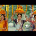 Sravana Bhargavi Instagram - One more Bathukamma song of this season🥳 from VR tunes.. పల్లె పండుగని అద్భుతంగా కలర్ఫుల్ గా చూడవచ్చు ♥️ Music by @karthikkodakandla Singer @ravurisravana.bhargavi Concept lyrics and direction - @gujjulavkr @janulyri_official @lasya_smily__ #bathukamma #telangana #vrtunes #karthikkodakandla #janulyri #sravanabhargavi