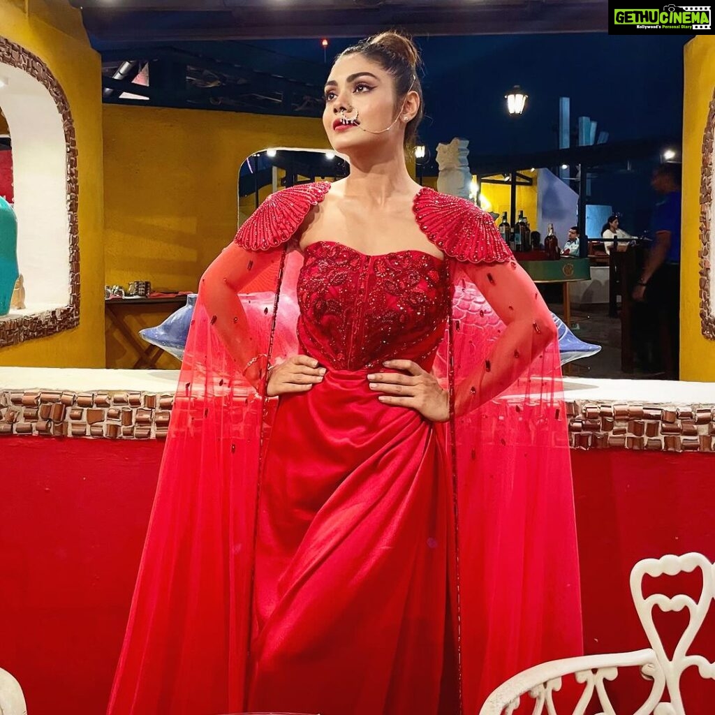 Sreejita De Instagram - Red is my favourite 😍 Outfit @aahava_couture Sourced by @littlepuffsofhappiness @styleitupwithraavi Nathni @kushalsfashionjewellery #fashion #redgown #instagram #instagood #fashioninsta #actor #actorslife #bollywood #sreejitade