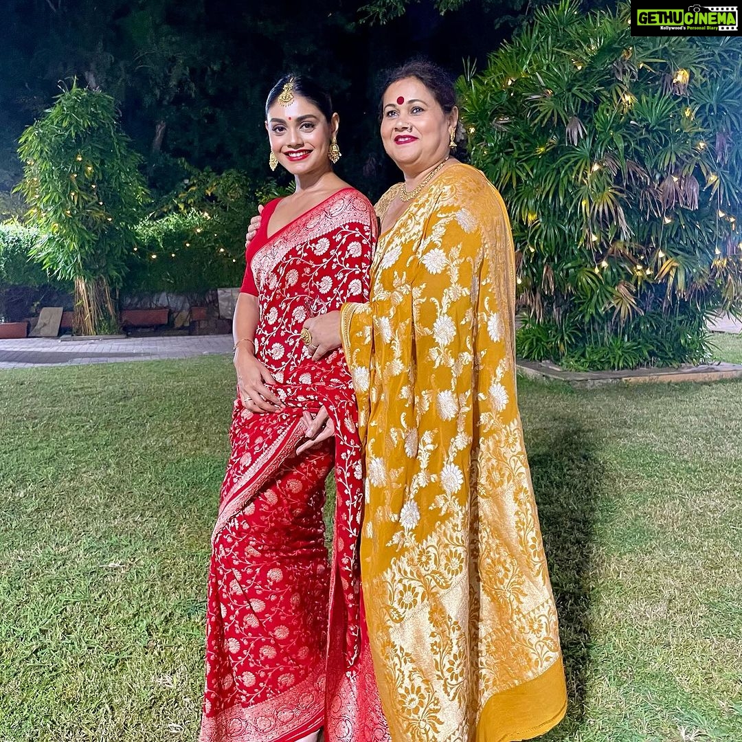 Sreejita De Instagram - ❤️❤️ #maa #baba Jewellery @kushalsfashionjewellery Saree - @odhniworld Mom’s Saree - @roopmilanofficial Sourced by - @Styleitupwithraavi @littlepuffsofhappiness #familytime #festiveseason #fashion #instafashion #instagram #sreejitade