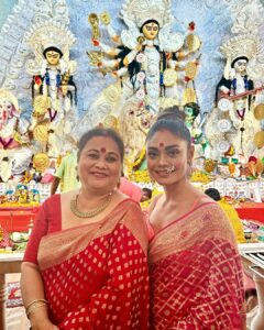 Sreejita De Instagram - Durga Maa, See you next year! #duggadugga ❤️

Jewelleries @kushalsfashionjewellery 
Saree @roopmilanofficial 
Sourced by @littlepuffsofhappiness 

#durgapuja #bengali #saree #fashion #instafashion #instagram #instadaily #festivewear #sreejitade