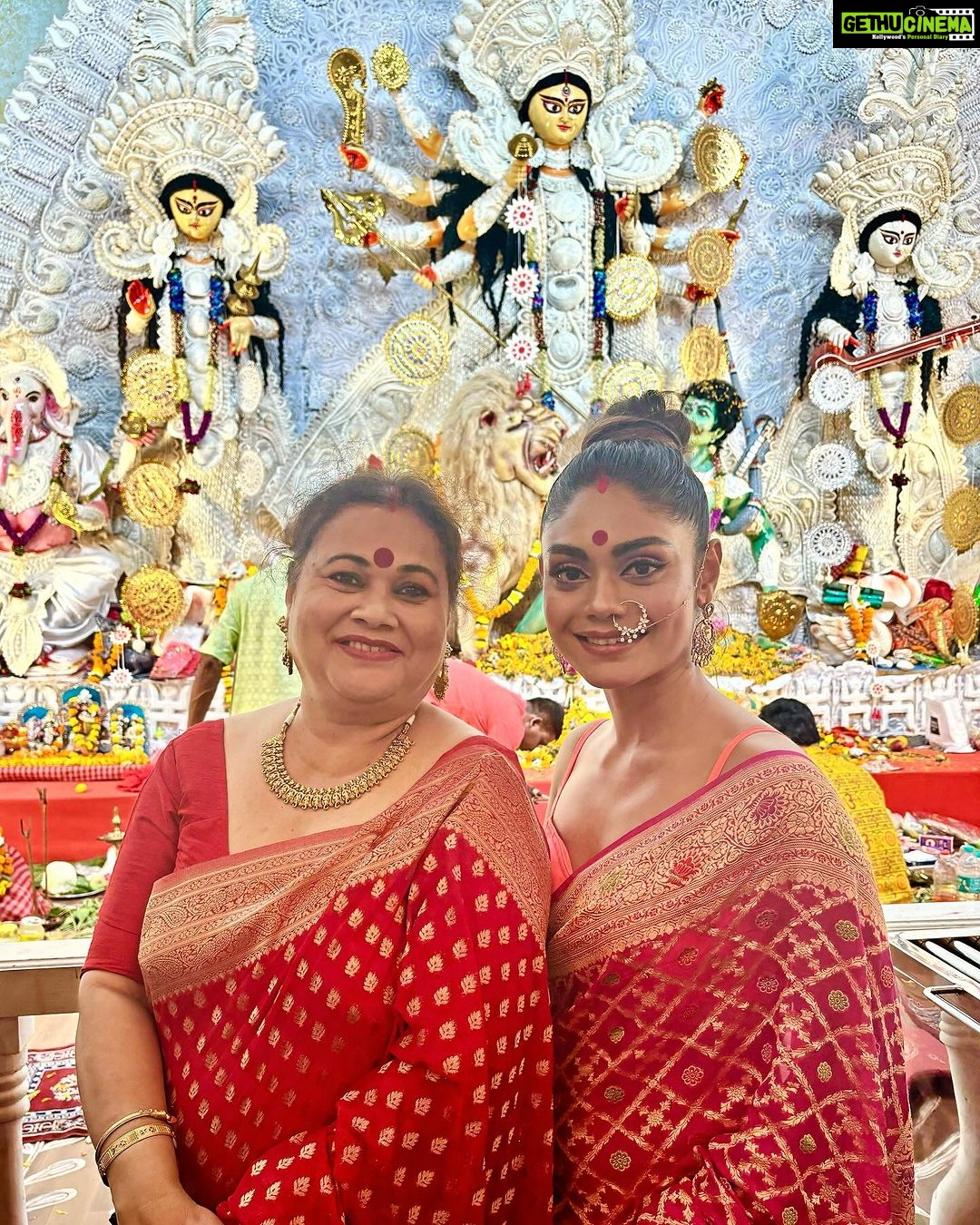 Sreejita De - 72.8K Likes - Durga Maa, See you next year! #duggadugga ❤️
Jewelleries @kushalsfashionjewellery
Saree @roopmilanofficial
Sourced by @littlepuffsofhappiness
#durgapuja #bengali #saree #fashion #instafashion #instagram #instadaily #festivewear #sreejitade