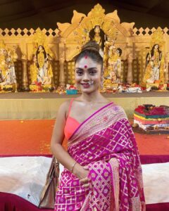 Sreejita De Instagram - Durga Maa, See you next year! #duggadugga ❤️

Jewelleries @kushalsfashionjewellery 
Saree @roopmilanofficial 
Sourced by @littlepuffsofhappiness 

#durgapuja #bengali #saree #fashion #instafashion #instagram #instadaily #festivewear #sreejitade