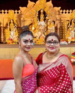 Sreejita De Instagram - Durga Maa, See you next year! #duggadugga ❤️

Jewelleries @kushalsfashionjewellery 
Saree @roopmilanofficial 
Sourced by @littlepuffsofhappiness 

#durgapuja #bengali #saree #fashion #instafashion #instagram #instadaily #festivewear #sreejitade