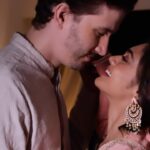 Sreejita De Instagram – Marrying an Indian, he’s already becoming a pro at the lyrics!  And jab lyrics aise ho toh biwi ko koi problem nahi hai kyunki har khidhki main ab main hi hoon 🤣❤️
.
Wearing @bunaai 
Jewellery @kushalsfashionjewellery 

#retro #bollywoodsongs #romance #togetherforever #couplereel #reelsinstagram #reelkarofeelkaro #sreejitade