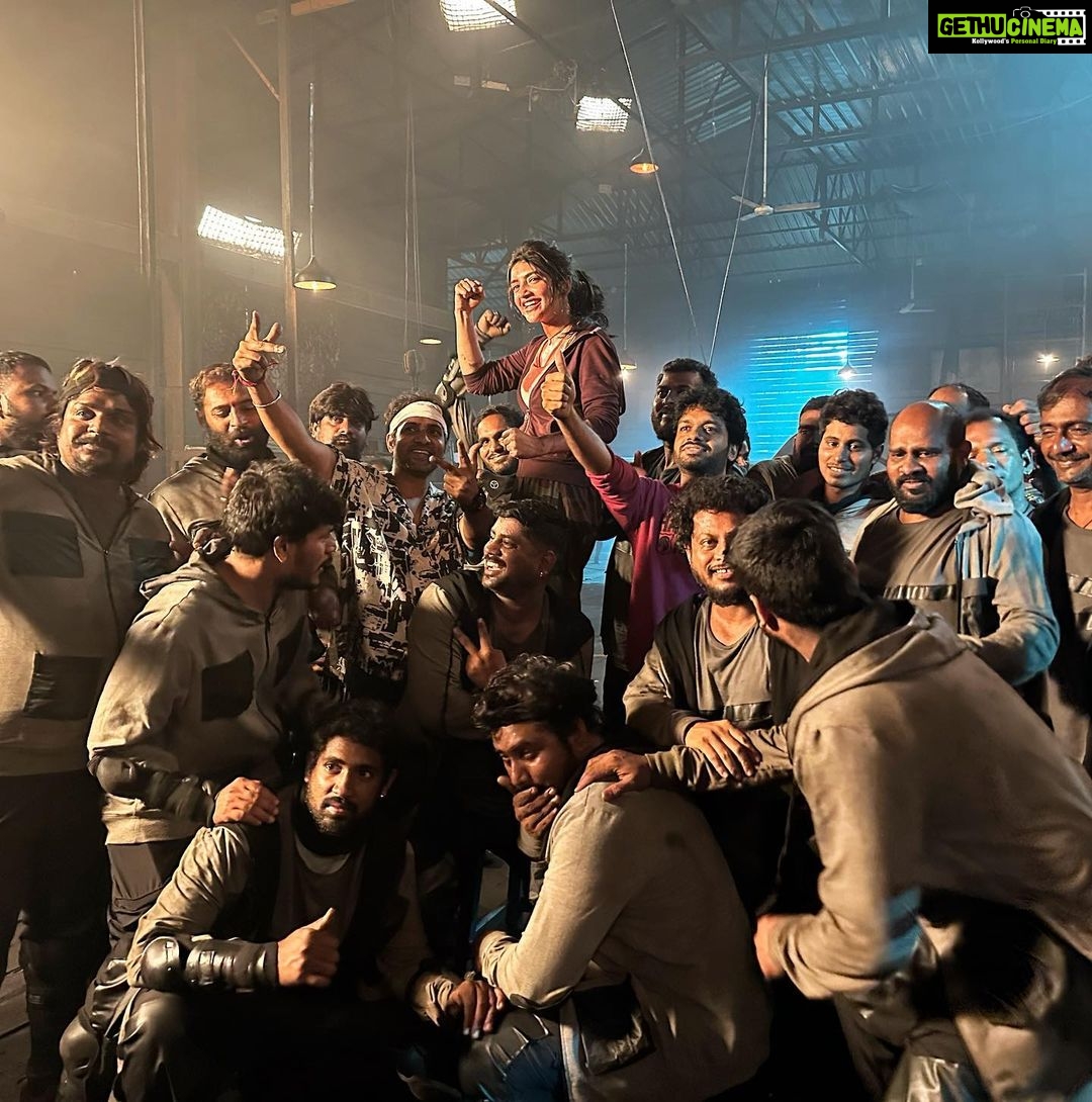 Sreeleela Instagram - HAPPY DUSSHERA from chicha and vijji papa ✨ On this auspicious day of how good wins over evil Witness this thrill in your nearest theatre 🔥 If you watched #bhagavanthkesari You’re relating each picture to the scene you saw Loads of love -Your vijji papa
