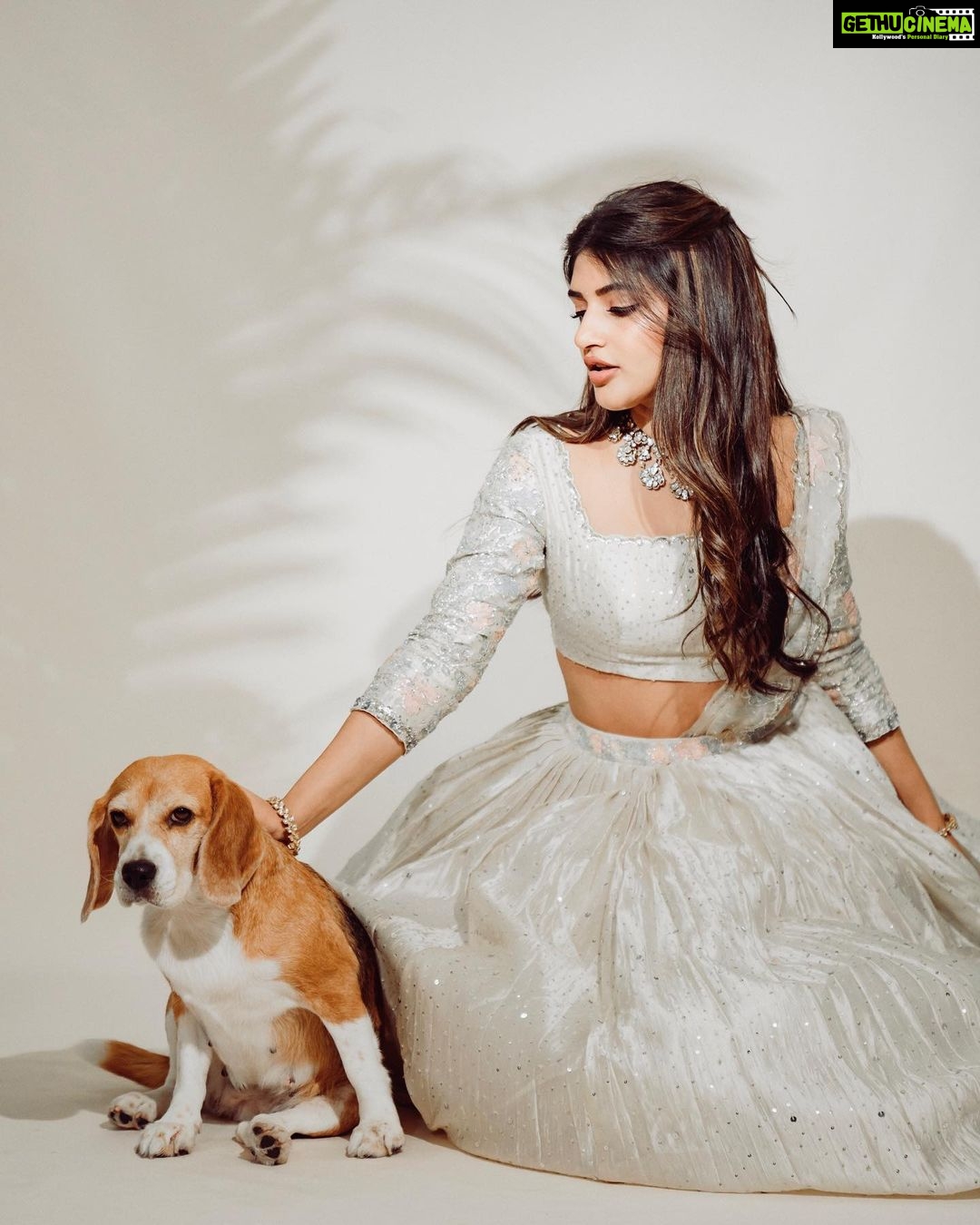 Sreeleela Instagram - Celestial whispers 🪽 With my baby girl bliss @missss_blissss . . . . . . . . . Styled by @rashmitathapa Wearing @yaksideepthireddy Jewellery @jatinmorjewels Makeup @makeupartist_arti Hair @taniadhingra Shot by @puchi.photography Styling team @tedhimedhi Bangles @karnikajewelshyd