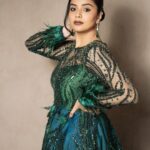 Sreemukhi Instagram - Star maa Parivaar Awards ✨❤️ On @starmaa at 6PM! @play_media_creations ✨ Styling @greeshma_krishna.k Outfit @indusuresh_p Jewellery @shopriyaaofficial PC @manoj_gangula Makeup @nookesh.malla Hair - Bobby #sreemukhi #starmaaparivaarawards #starmaa