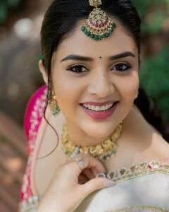 Sreemukhi Instagram - Dussehra 💛✨ ASMP on @starmaa ✨ Styling @harinireddym Outfit @nsdesignerstudios Jewellery @fashioncurvee PC @manoj_gangula Makeup @nookesh.malla Hair @mahesh_ravulapalli #sreemukhi #dusshera #aadivaaramwithstarmaaparivaaramstarwars