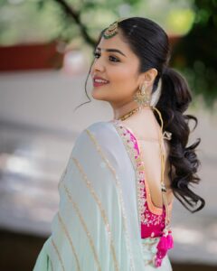 Sreemukhi Instagram - Dussehra 💛✨ ASMP on @starmaa ✨ Styling @harinireddym Outfit @nsdesignerstudios Jewellery @fashioncurvee PC @manoj_gangula Makeup @nookesh.malla Hair @mahesh_ravulapalli #sreemukhi #dusshera #aadivaaramwithstarmaaparivaaramstarwars