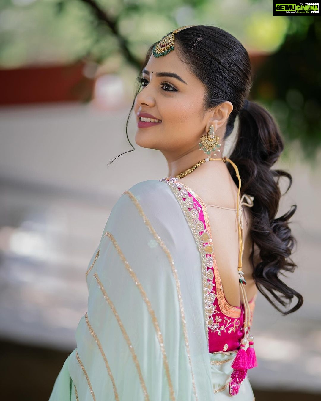 Sreemukhi Instagram - Dussehra 💛✨ ASMP on @starmaa ✨ Styling @harinireddym Outfit @nsdesignerstudios Jewellery @fashioncurvee PC @manoj_gangula Makeup @nookesh.malla Hair @mahesh_ravulapalli #sreemukhi #dusshera #aadivaaramwithstarmaaparivaaramstarwars
