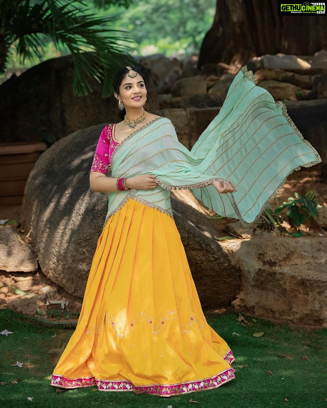Sreemukhi Instagram - Dussehra 💛✨ ASMP on @starmaa ✨ Styling @harinireddym Outfit @nsdesignerstudios Jewellery @fashioncurvee PC @manoj_gangula Makeup @nookesh.malla Hair @mahesh_ravulapalli #sreemukhi #dusshera #aadivaaramwithstarmaaparivaaramstarwars