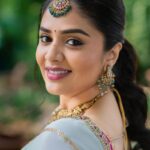 Sreemukhi Instagram - Dussehra 💛✨ ASMP on @starmaa ✨ Styling @harinireddym Outfit @nsdesignerstudios Jewellery @fashioncurvee PC @manoj_gangula Makeup @nookesh.malla Hair @mahesh_ravulapalli #sreemukhi #dusshera #aadivaaramwithstarmaaparivaaramstarwars