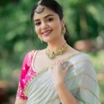 Sreemukhi Instagram - Dussehra 💛✨ ASMP on @starmaa ✨ Styling @harinireddym Outfit @nsdesignerstudios Jewellery @fashioncurvee PC @manoj_gangula Makeup @nookesh.malla Hair @mahesh_ravulapalli #sreemukhi #dusshera #aadivaaramwithstarmaaparivaaramstarwars