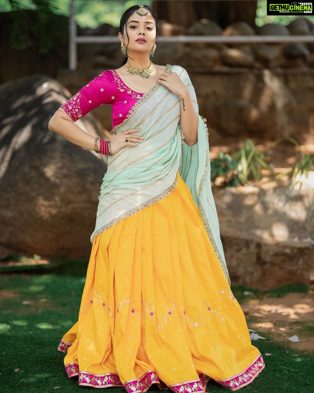 Sreemukhi Instagram - Dussehra 💛✨ ASMP on @starmaa ✨ Styling @harinireddym Outfit @nsdesignerstudios Jewellery @fashioncurvee PC @manoj_gangula Makeup @nookesh.malla Hair @mahesh_ravulapalli #sreemukhi #dusshera #aadivaaramwithstarmaaparivaaramstarwars