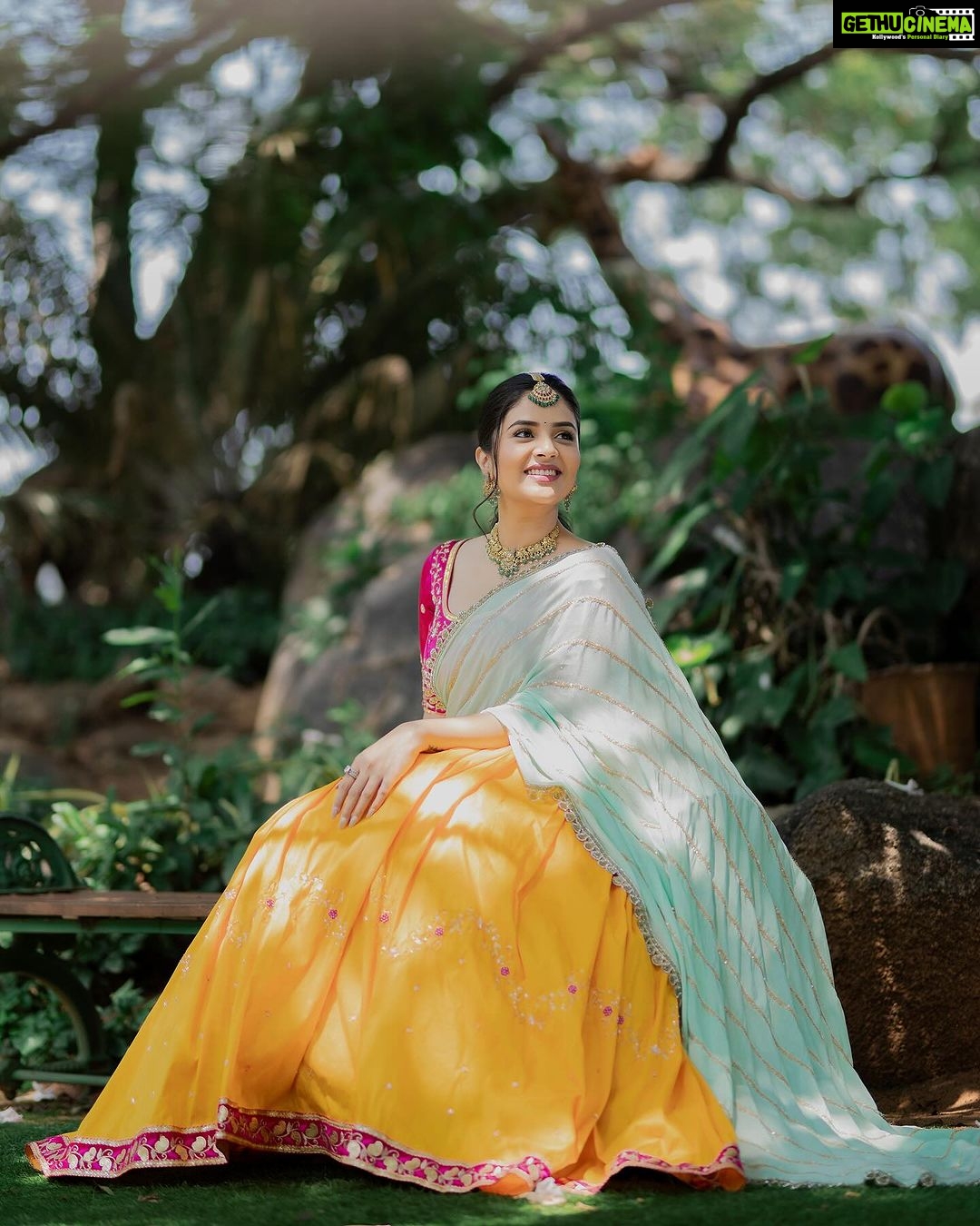 Sreemukhi Instagram - Dussehra 💛✨ ASMP on @starmaa ✨ Styling @harinireddym Outfit @nsdesignerstudios Jewellery @fashioncurvee PC @manoj_gangula Makeup @nookesh.malla Hair @mahesh_ravulapalli #sreemukhi #dusshera #aadivaaramwithstarmaaparivaaramstarwars