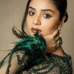 Sreemukhi Instagram - Star maa Parivaar Awards ✨❤️ On @starmaa at 6PM! @play_media_creations ✨ Styling @greeshma_krishna.k Outfit @indusuresh_p Jewellery @shopriyaaofficial PC @manoj_gangula Makeup @nookesh.malla Hair - Bobby #sreemukhi #starmaaparivaarawards #starmaa