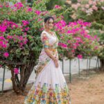 Sri Satya Instagram - Some pretty faces Grace to outfit tooo @sri_satya_ 💕 Shot by @they_call_me_keshu @teamkeshuphotography Any enquiries drop a DM us Makup by @nagmakeovers rock Outfit @pattusareeswholesale 💎 @kriyaah002 #pic #post #bigboss #satya #pose #look #lookdodia Hyderabad